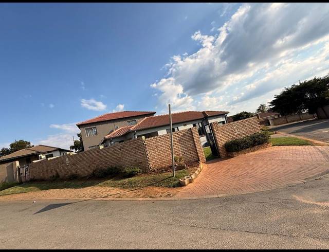 3 BEDROOM HOUSE FOR SALE IN COSMO CITY